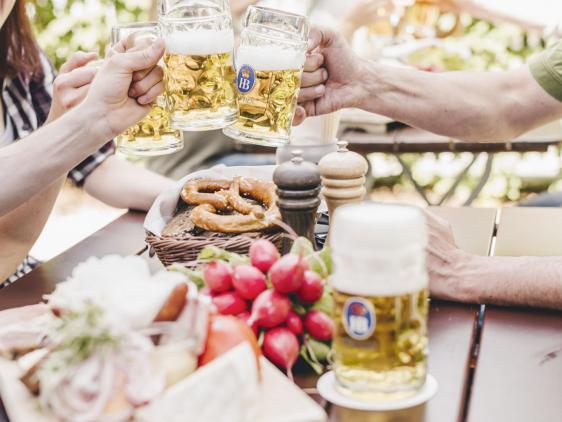 Menschen im Biergarten