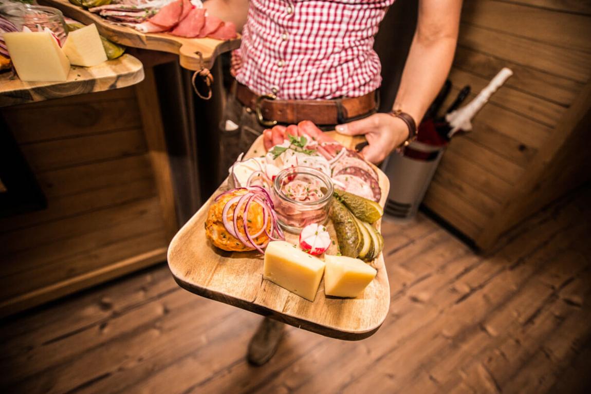 Bedienung serviert Brotzeit